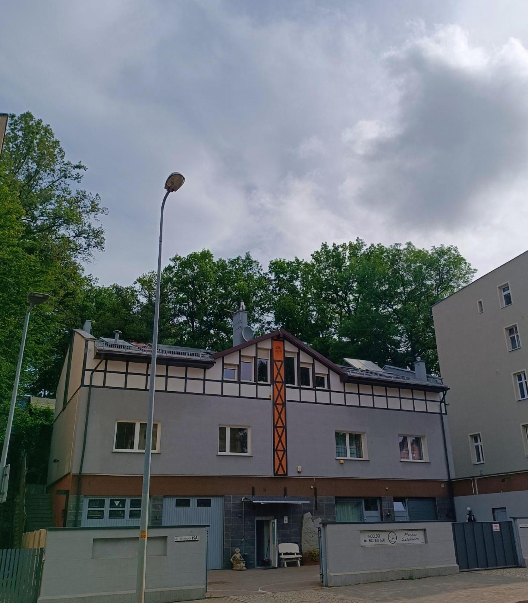 Noclegi "Poza Szlakiem" Wałbrzych Extérieur photo